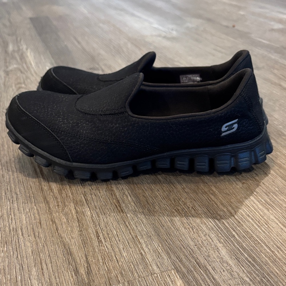 NEW Skechers Black Slip-On Sneakers - Picture 4 of 8